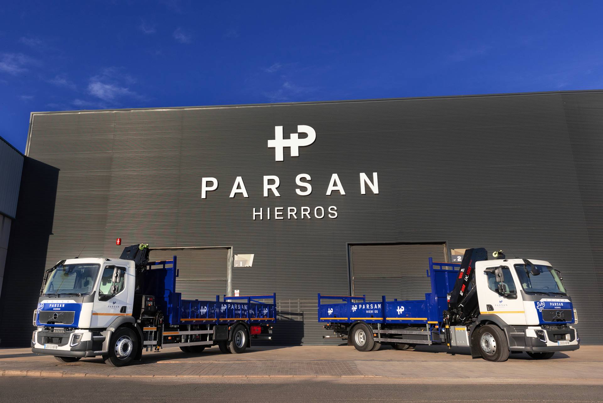 almacen-hierros-parsan-camiones
